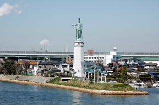 旧・堺港の龍女神像
