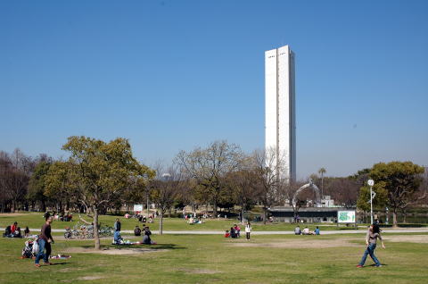青空に映える大仙公園の堺市平和塔